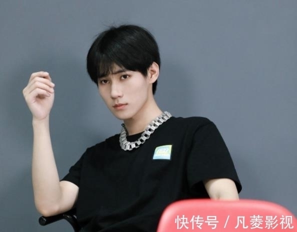 时代少年团成年组终合体,马嘉祺出现仅一秒,与何老师意外撞衫