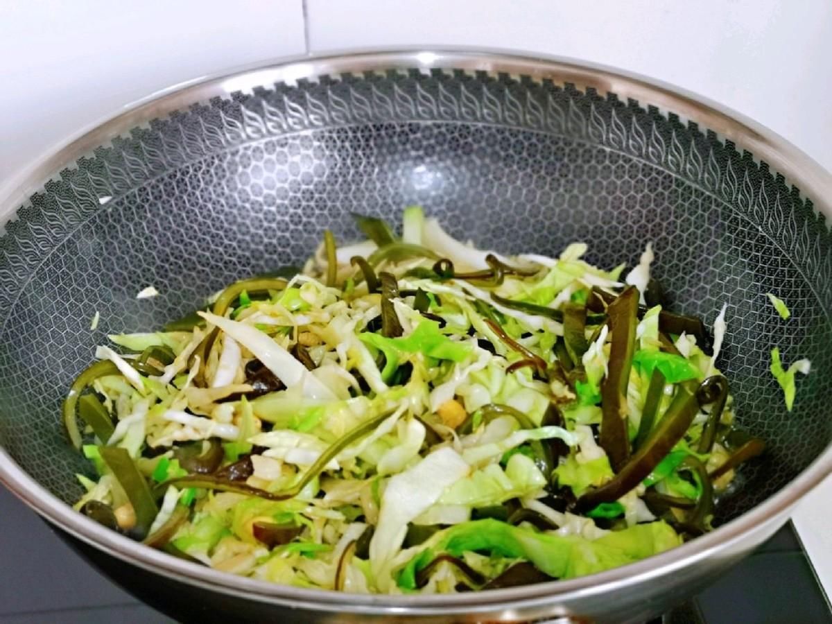 鲜美|家常黄豆海带丝炖卷心菜，鲜美营养，做法简单，总也吃不腻