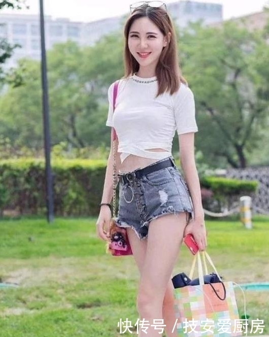 街拍:美女一件黑色的背心搭配热裤,轻松秀出迷人大长腿