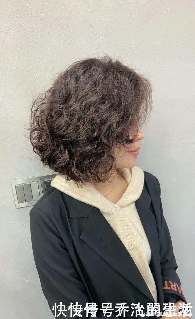 发型|“最值得尝试”的女发,蓬松修颜很有层次感,大多数女性都喜欢