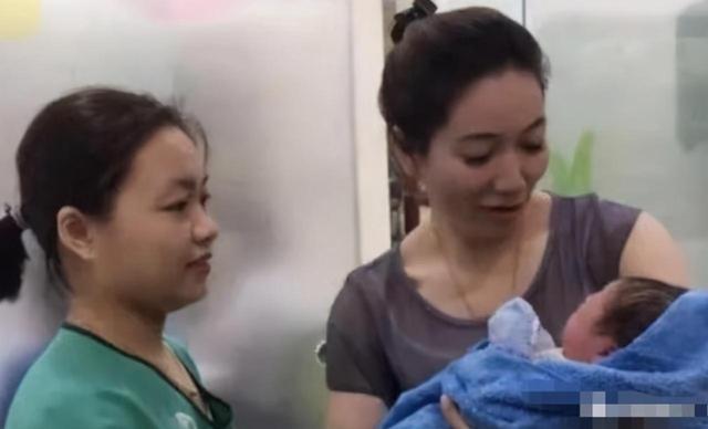 宝宝|“最美姥姥”火了,产房外风头超过宝宝,姥姥:别看我,看我外孙