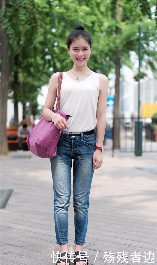 性感|街拍小姐姐一条红色修身裙,微微露出纤细美腰,性感迷人