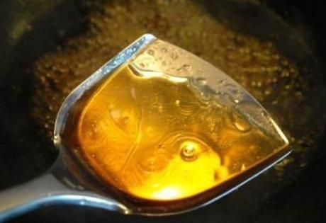 做红烧肉时,用冰糖还是白砂糖?学会1招技巧,红烧肉红亮且不苦