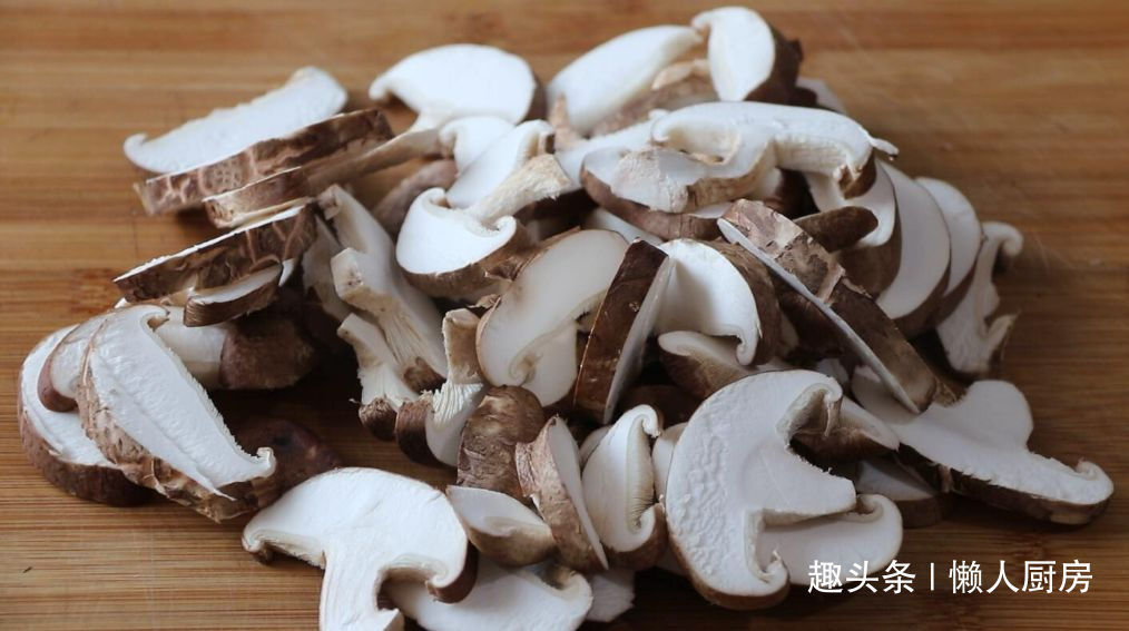 香菇别光炒着吃，教你做凉拌香菇，爽口不油腻