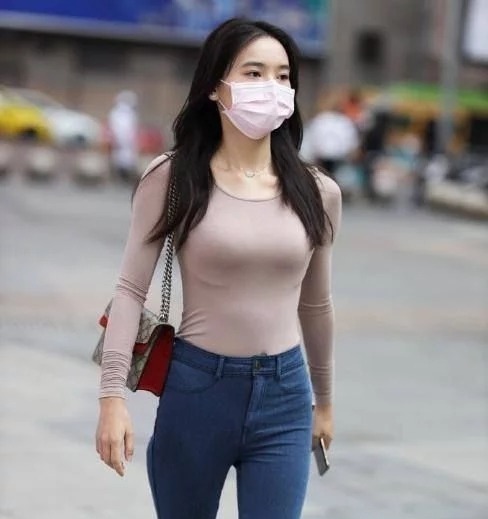 短靴 小姐姐爱穿紧身上衣配短靴,轻松“秀身材”,让人心动十足!