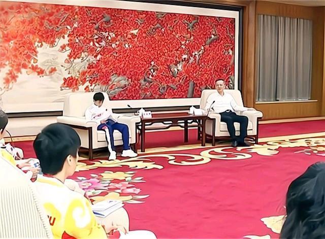 市长|排面!全红婵受广州BOOS接见,红姐手足无措,看书缓解紧张