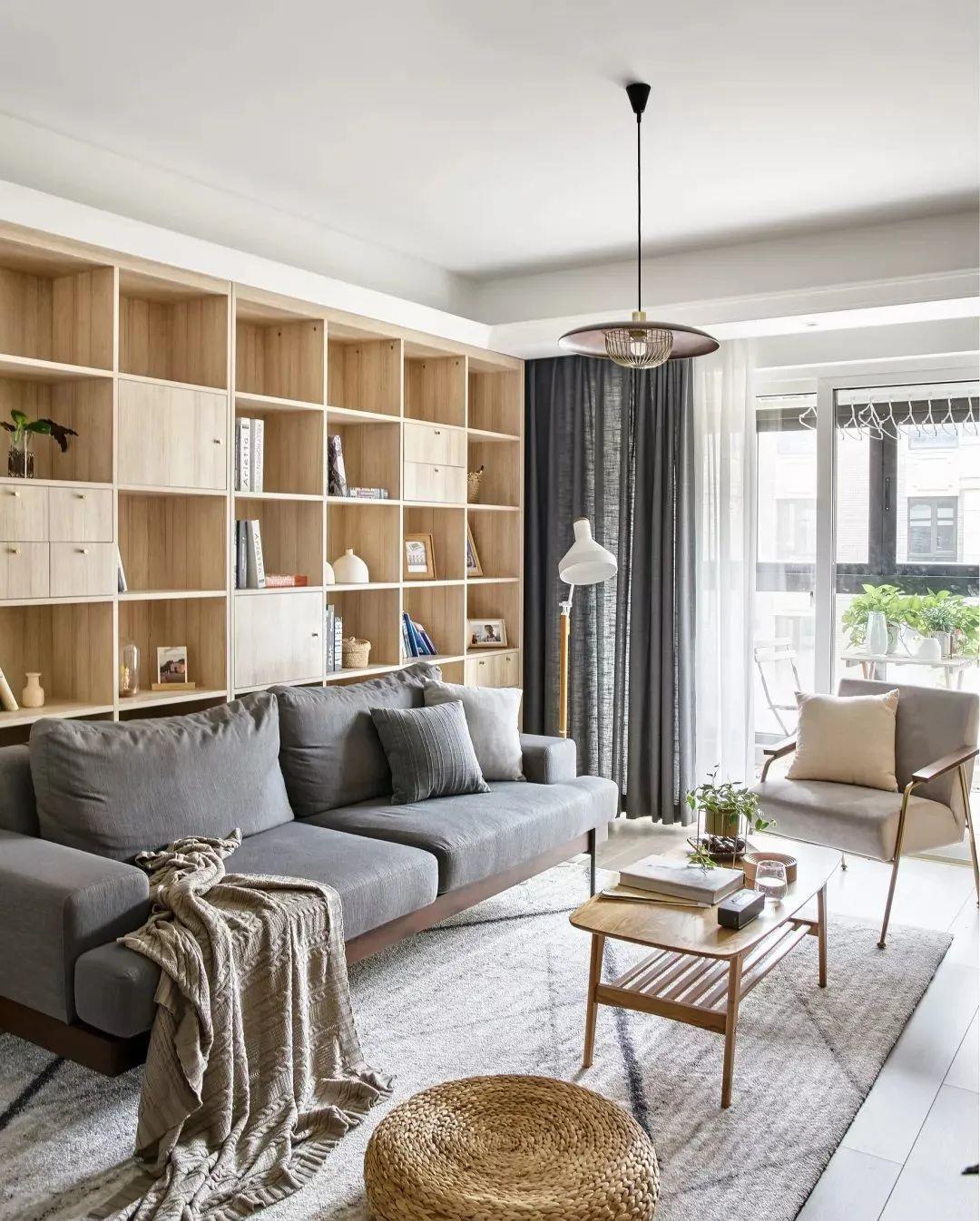 搭配|87㎡现代简约家居,一整面沙发墙做书柜,真心漂亮又实用!