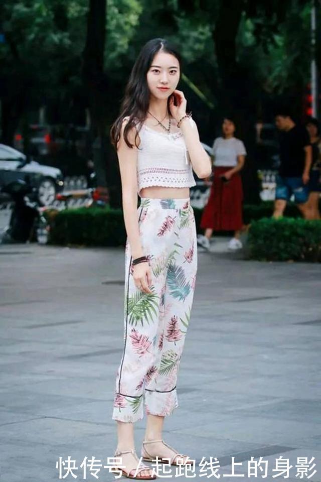 蓝色牛仔裤搭配黑色休闲装,潇洒大方也很显清新的唯美