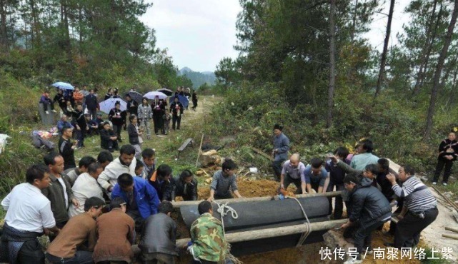 下联#火葬场出上联:“早来晚来早晚得来”,下联一出,众人哑口无言