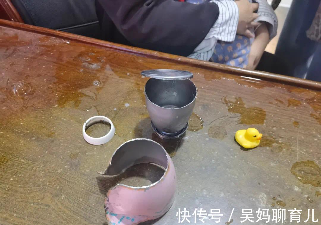 保温杯|一岁半萌娃手卡保温杯,只因手攥小黄鸭不松手,消防叔叔哭笑不得