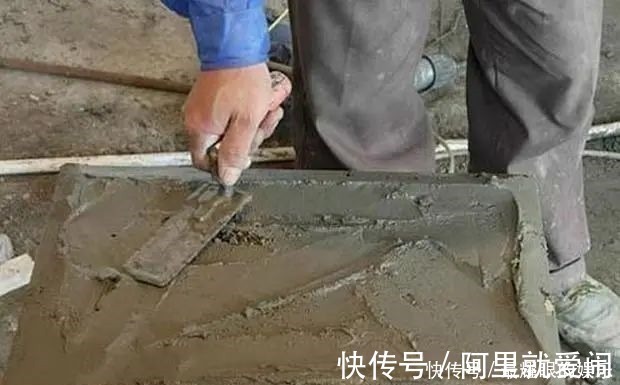 用水泥|贴瓷砖用瓷砖胶还是水泥我家泥瓦工铺砖时,一不小心说出了真相