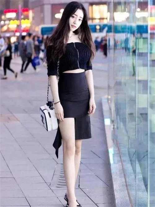 街拍:清新时尚的小姐姐,身穿个性裙潇洒大方,轻松秀出曼妙身姿