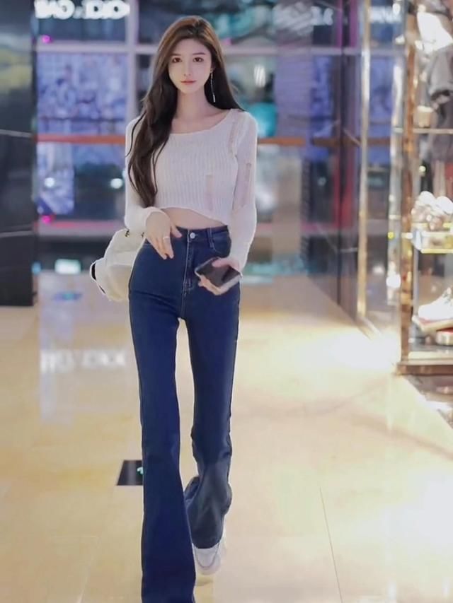 牛仔裤|白色短款上衣简约搭配深色牛仔裤完美展示身材腿型