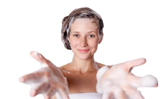 月经期间|多久洗一次头最好?洗头早上洗还是晚上洗好?女人经期能洗头吗?