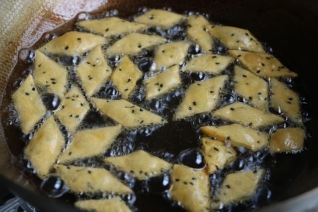  零食|过年女儿就馋这零食，不加一滴油一滴水，酥脆可口，每年都做5斤