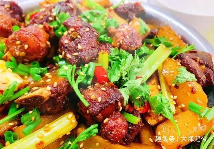 饭店的干锅排骨为啥那么好吃，大厨教你技巧，简单又实用