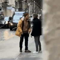 |搞笑GIF:太软了 妹子这腿是假的吧