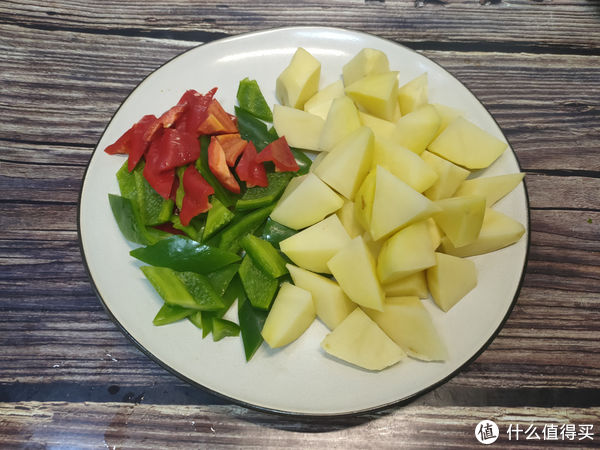 这肉8元一斤,和土豆是绝配,每次炖一锅,好吃到汤汁都不剩