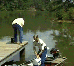 |搞笑GIF:下大雨的时候我们全班男生只需要一把伞就够了,你信不?