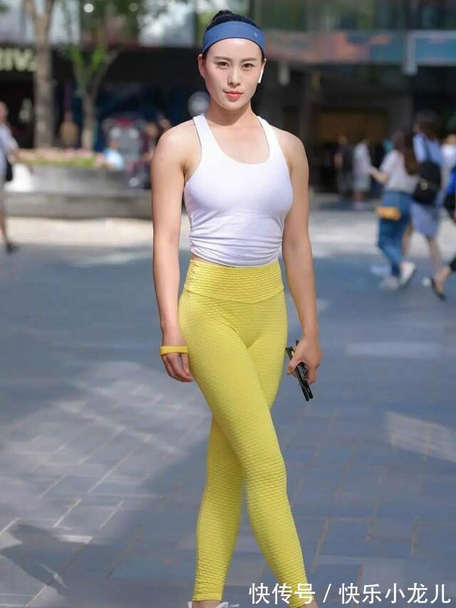 百搭 打底裤的打扮展现视觉上的美感,轻松做女神