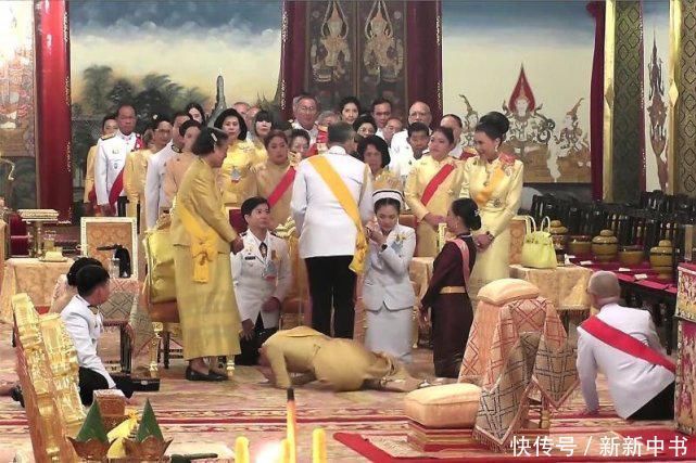 金色|苏提达穿一身金色太贵气！跪拜诗琳通公主真谄媚，却冷眼看诗妮娜
