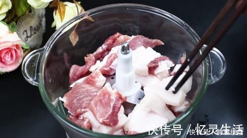 猪肉丸|炸肉丸子时，记住“这3个小技巧”，丸子酥香松软，久放也不变硬