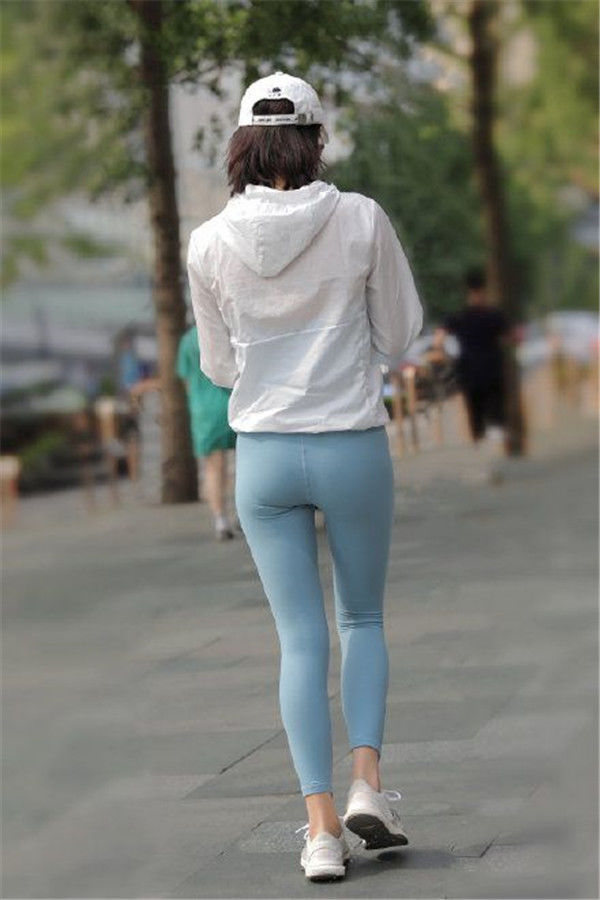 街拍瑜伽裤上街成为了热潮,好身材挡不住,性感诱人成焦点