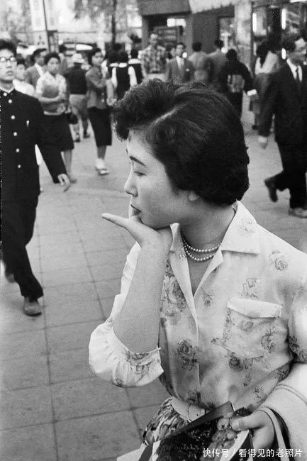 大街上走过的日本妹子，眉清目秀的。