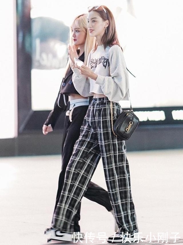 时尚穿搭,白色西装跟小白裙一样,拥有着优雅整洁的美感