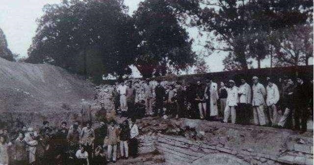 1956年定陵考古：金刚墙打开后散黑烟，考古人员放公鸡探路