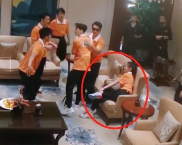 跑男中李沁杨颖坐在椅子上,看到两人的坐姿后,已婚和未婚的差别太明显