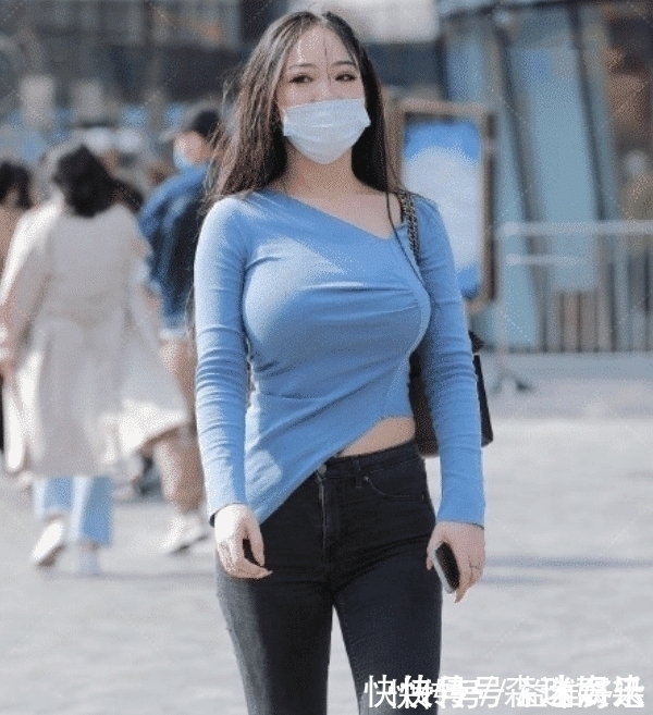 模特 不规则的蓝色上衣，只适合微胖女人穿，否则穿不出这时髦效果