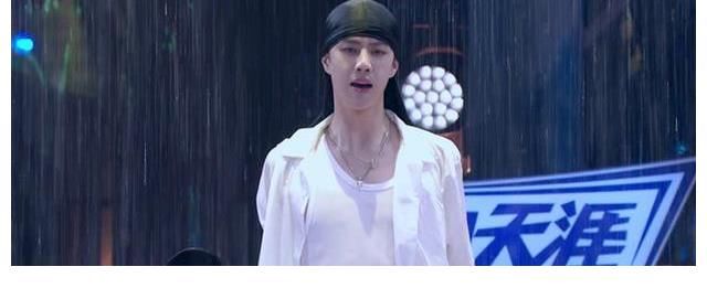 眾星云集GQ年度盛典，總編安排男星下海。網(wǎng)友：王一博在就更好了