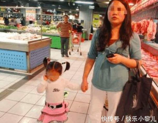 熊孩子捏碎超市18包泡面，员工要求赔偿后，妈妈秒变''熊家长''
