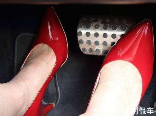 拖鞋 开车该穿什么鞋?这些法规中明令禁止的鞋你有穿吗?