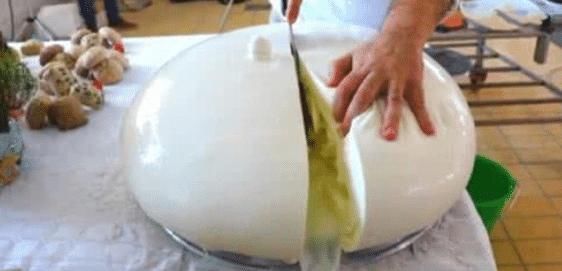 网红花800元买“水包子”,用100斤牛奶才做成,切开后“傻眼”了