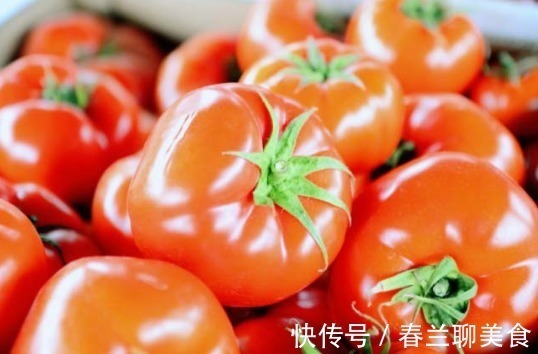 买西红柿时，别只会用手捏！牢记3个小窍门，个个清甜又多汁儿！