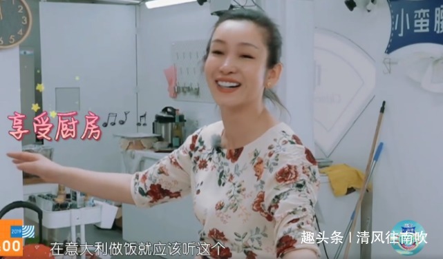 《中餐廳3》迎來新一任主廚,邊做飯邊唱歌,黃曉明給她打下手