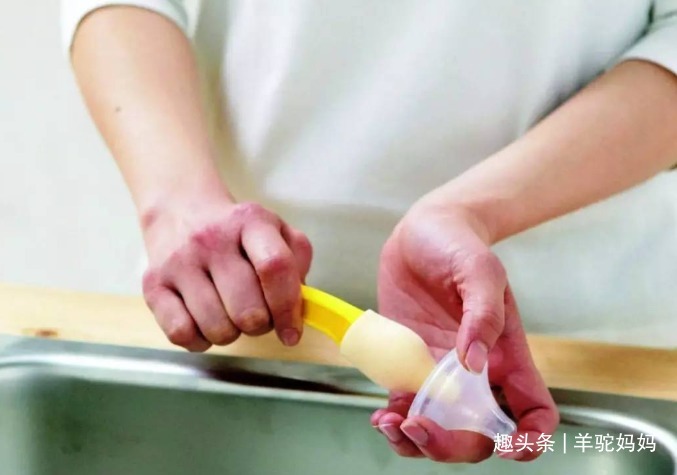 孩子|有一种偷懒叫“开水烫奶瓶”,家长方便了,孩子却被“坑坏了”