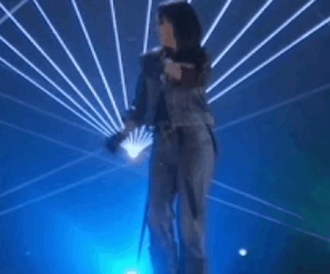 《乘风破浪的姐姐》那英的初舞台唱歌一如既往的稳，可是舞蹈却……