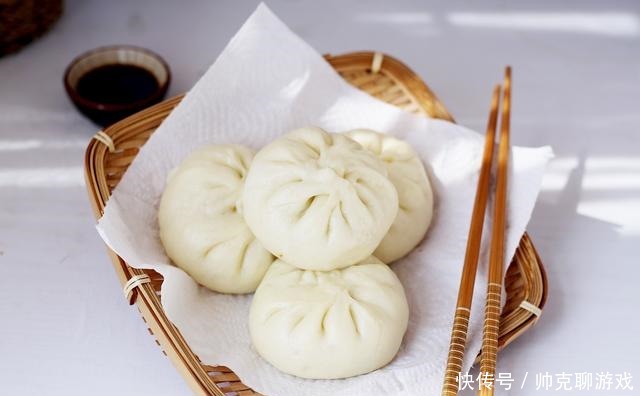 蒸包子时，记得不要只加酵母，面里加2样，包子又白又软又香又甜