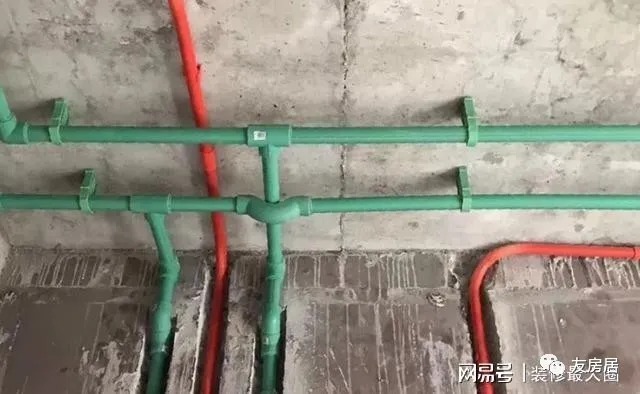 水管|水管铺设走顶还是走地?别选错了,当把房毁了就晚了