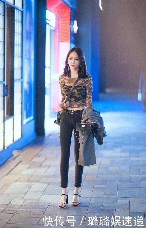 颜色|美女搭配一双荧光绿的高跟鞋，在颜色的搭配上做到了很好的诠释