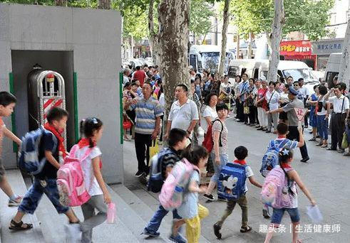 脾胃|孩子发育慢不能喝牛奶医生要想娃长高个，少喝3汤，多喝2水