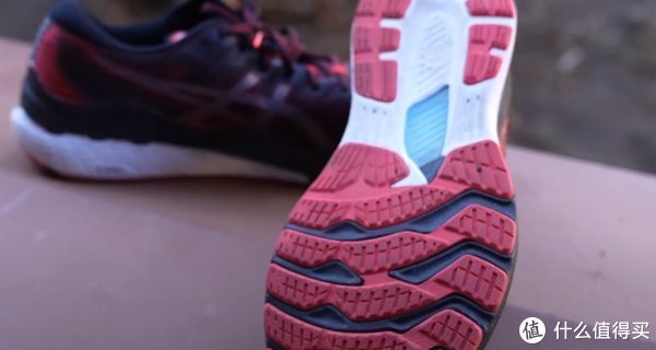 亚瑟士 穿了一年耐克突然换成亚瑟士,跑完五公里后,高下立判!