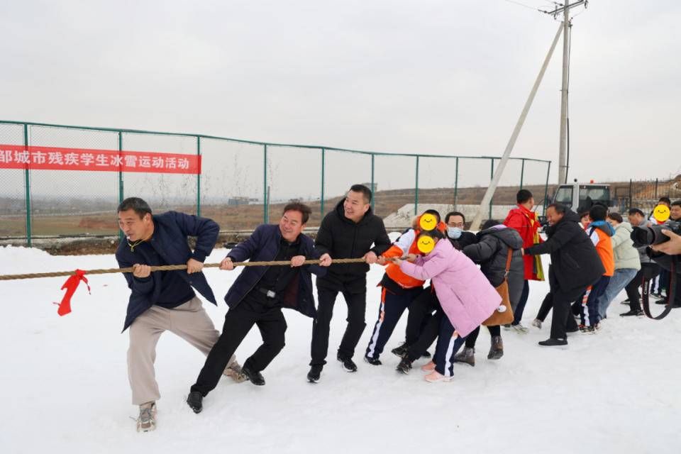 山东省残疾人冰雪运动进校园活动走进邹城，1000余人参加