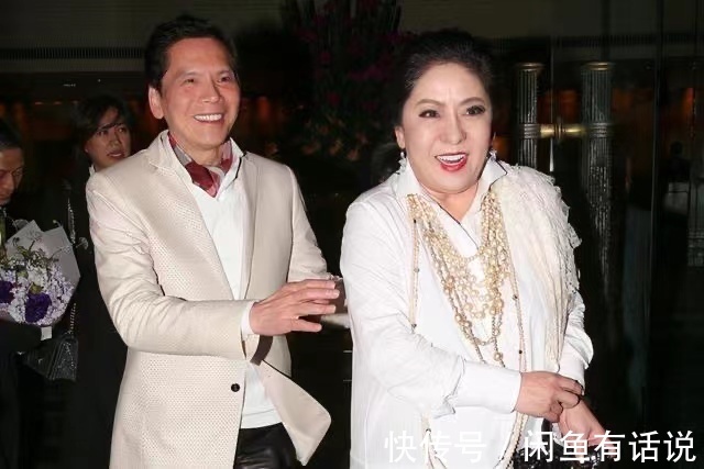 造型|向太真没法低调,穿白衬衫挂一大堆珍珠项链,一看就是高级贵妇