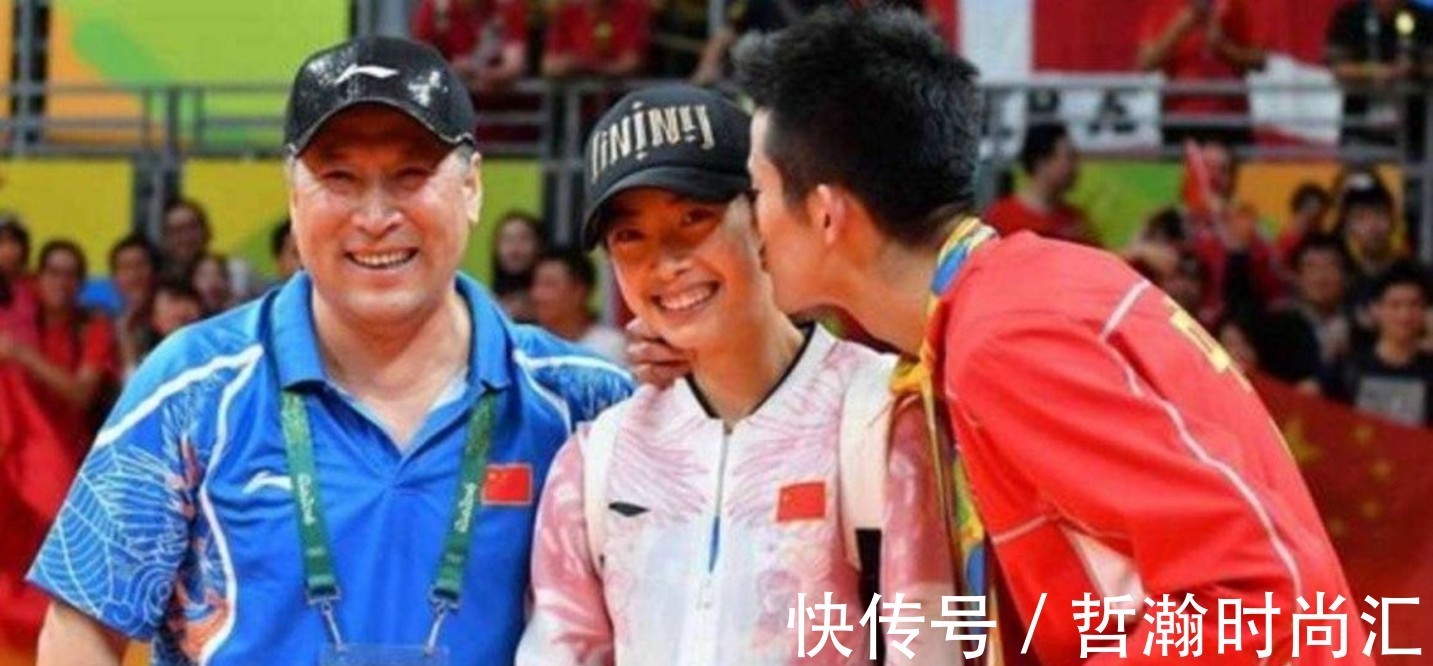 谌龙|谌龙晒雨中全家福,娇妻神似王祖贤,国羽短裙出战第一人惊艳全场