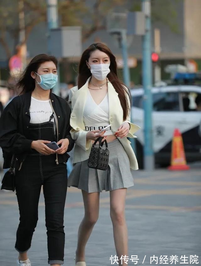 小姐姐 米白色休闲西装，搭配浅灰色百褶半身裙，穿出优雅女生的风格！