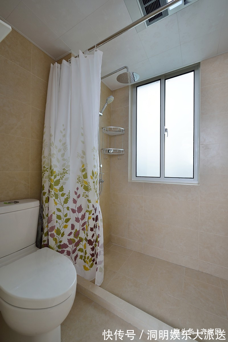 混搭|简约混搭二居,客厅照片墙存储家庭回忆,U型厨房设计,方便实用